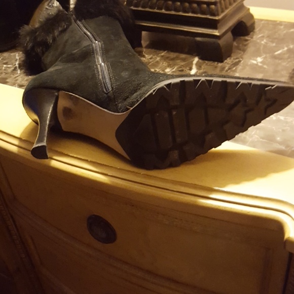 Black suede boots with rabbit fur cuff. - Picture 4 of 4